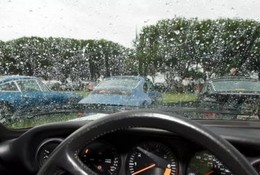 大雨天，若何让爱车防止被淹